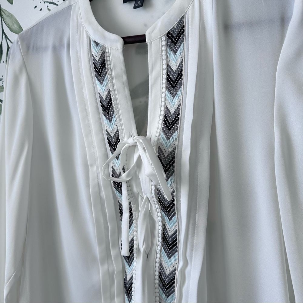 The Limited Lace Up Front Tie Blouse. White. Size M. - Picture 3 of 8